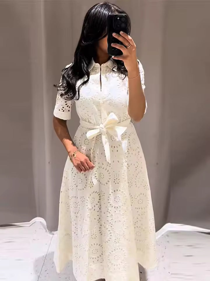 Robe chemise en popeline avec broderies et laçage élégant