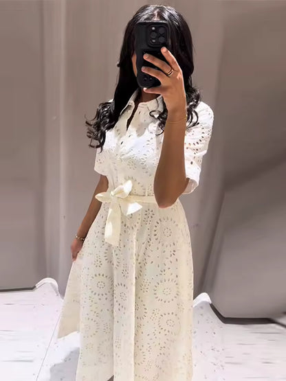 Robe chemise en popeline avec broderies et laçage élégant